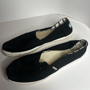 Tom’s slip on black size 10 barely worn